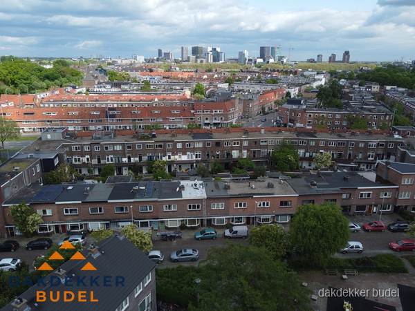 Luchtfoto van daken in woonwijk Budel