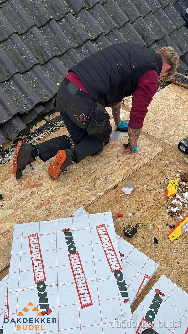 Dakdekker plaatst PIR-isolatieplaten op plat dak in Budel