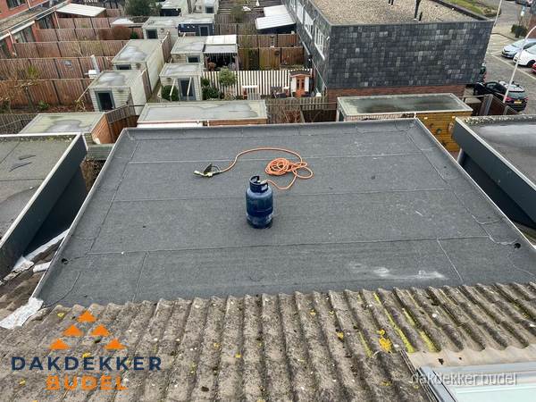 Plat dak met bitumen dakbedekking en brander in Budel