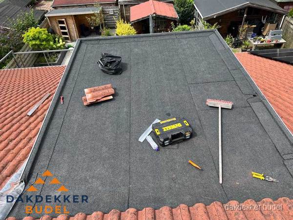 Nieuw plat dak met bitumen dakbedekking in Budel