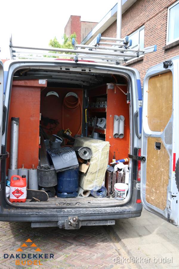 Bedrijfsbus van dakdekker met gereedschap en materialen in Budel