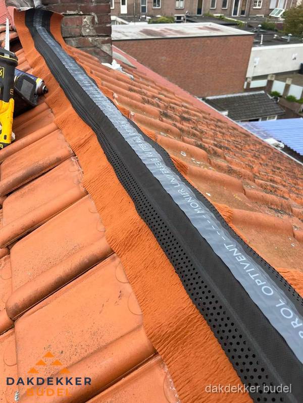 Nokventilatie installeren op hellend pannendak in Budel Nokventilatie installeren op hellend pannendak in Budel
