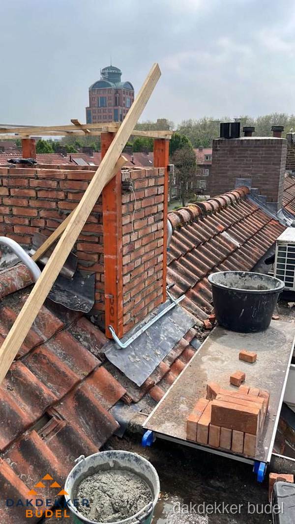 Schoorsteen renovatie met metselwerk op schuin dak in Budel