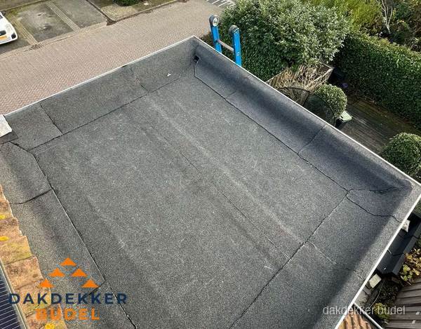 Gerenoveerd plat dak met nieuwe bitumen dakbedekking in Budel Gerenoveerd plat dak met nieuwe bitumen dakbedekking in Budel
