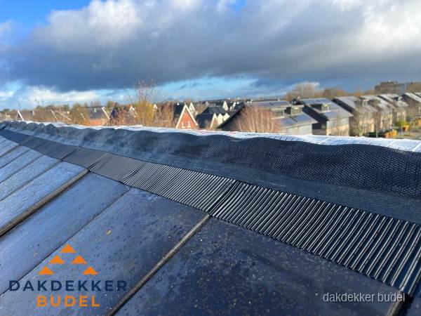 Dakisolatie bij de nok met ventilatieprofiel op schuin dak in Budel