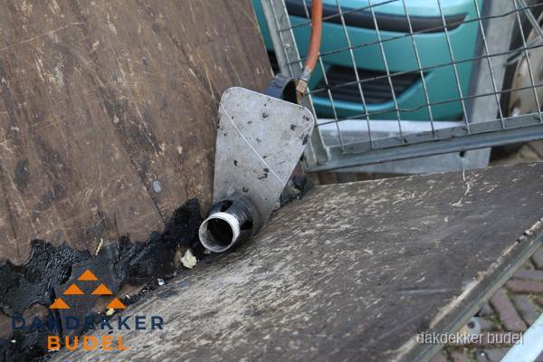 Dakdekkers gasbrander voor bitumen werkzaamheden in Budel