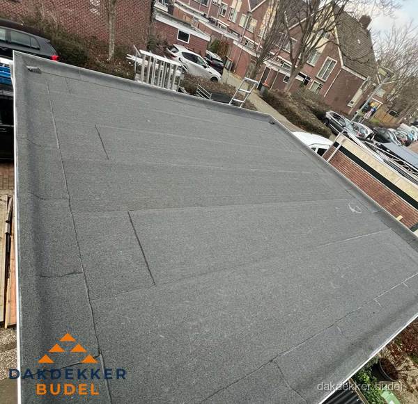 Nieuwe bitumen dakbedekking op plat dak van garage in Budel Nieuwe bitumen dakbedekking op plat dak van garage in Budel