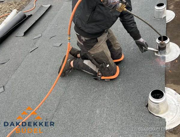 Dakdekker repareert bitumen dakleer bij dakdoorvoer in Budel Dakdekker repareert bitumen dakleer bij dakdoorvoer in Budel