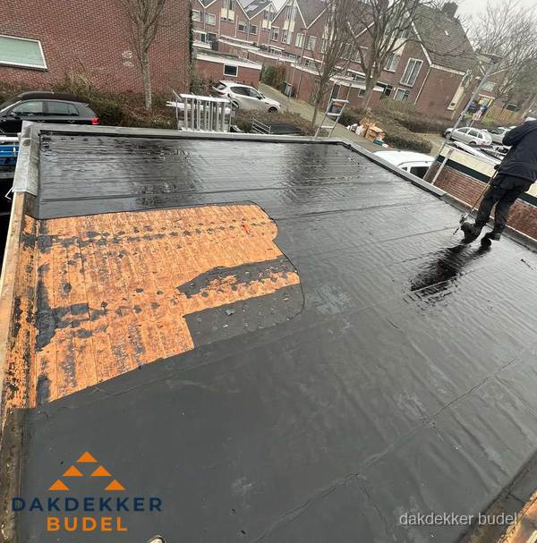 Dakdekker brengt EPDM dakbedekking aan op plat dak in Budel