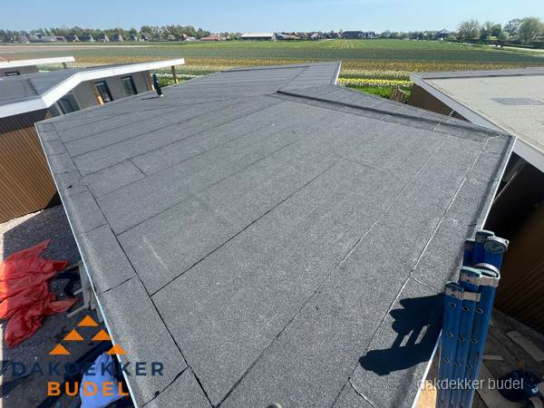 Nieuw bitumen plat dak met uitzicht over landschap in Budel