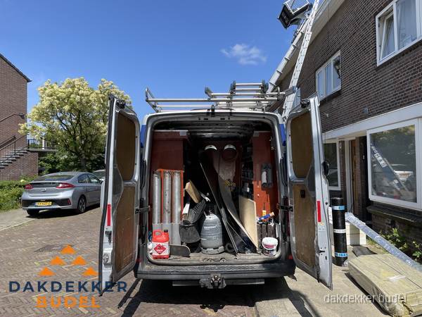 Spoed dakdekker bus met gereedschap en ladder bij woning in Budel Spoed dakdekker bus met gereedschap en ladder bij woning in Budel