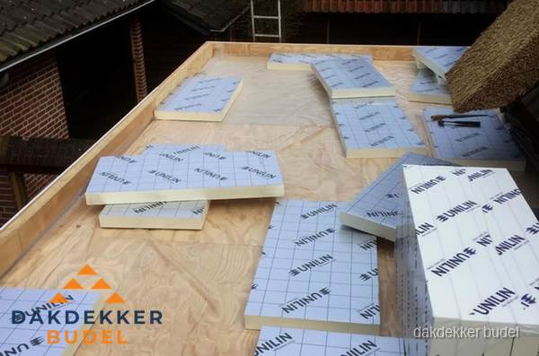 PIR isolatieplaten leggen op plat dak in Budel