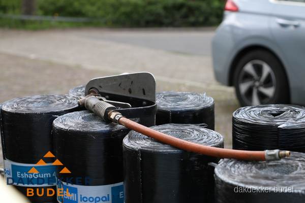 Rollen bitumen dakbedekking EshaGum klaar voor installatie in Budel Rollen bitumen dakbedekking EshaGum klaar voor installatie in Budel