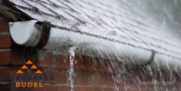 Lekkende dakgoot tijdens regenval in Budel