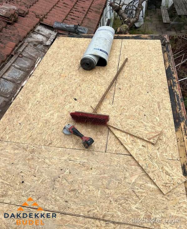 Plat dak vervangen met nieuwe OSB-ondergrond en bitumenrol in Budel Plat dak vervangen met nieuwe OSB-ondergrond en bitumenrol in Budel